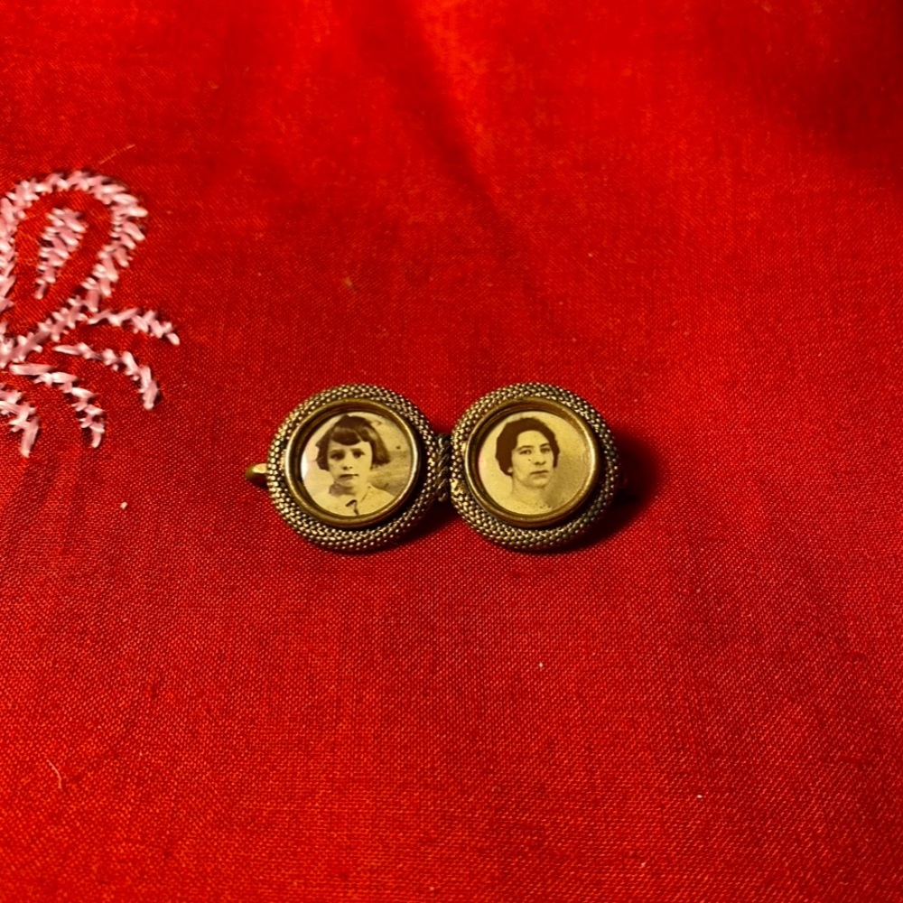 RARE! Antique brass double frame photo brooch late 1800’s-early 1900s Near Mint!